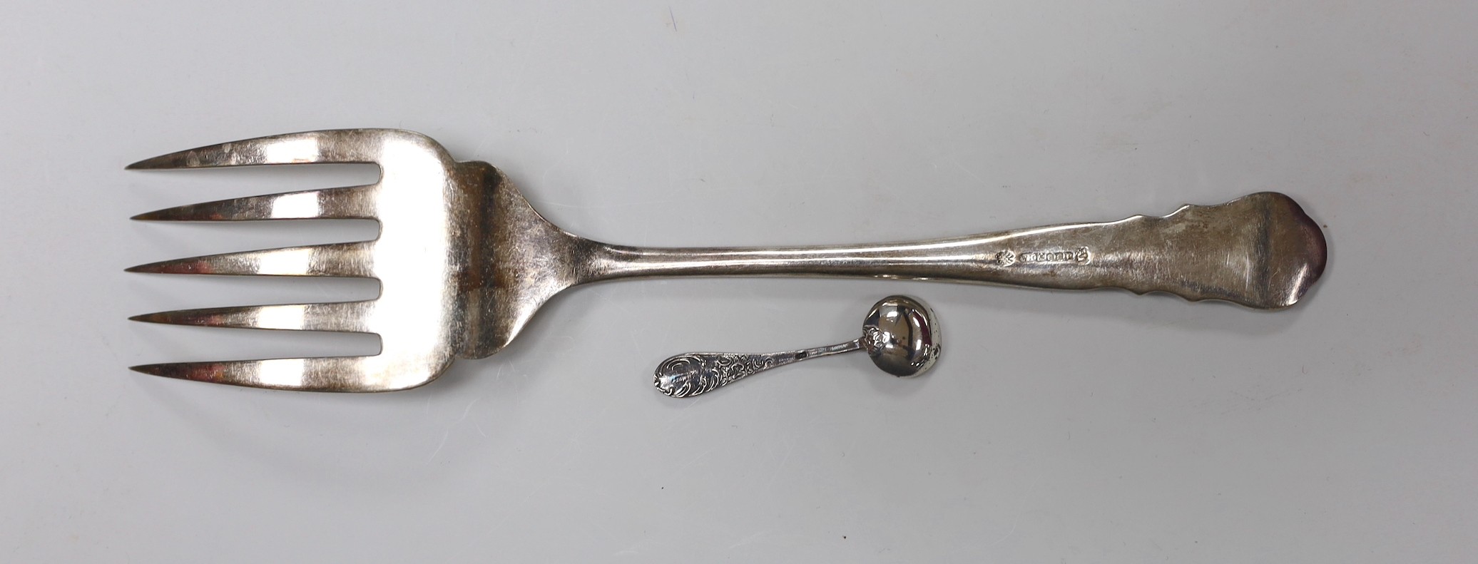 A George V silver seven bar toastrack, Birmingham, 1913, 11.9cm, four silver condiments, a silver mounted glass toilet jar and two silver plated items including a wine funnel.